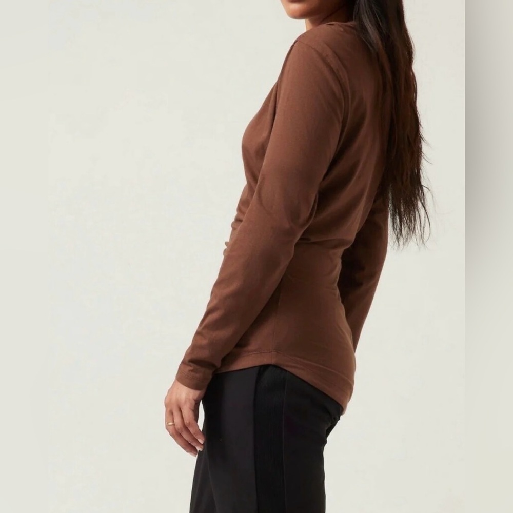 Athleta Outbound Chocolate Brown V-Neck Long Sleeve Ruched Tee, Athleisure, XS - Picture 5 of 16